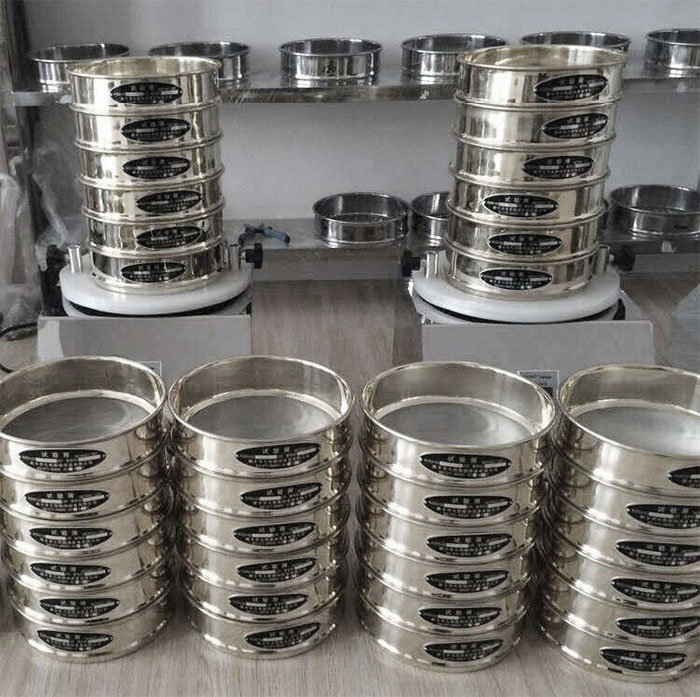 试验筛采用SUS403不生锈材质，筛框壁厚0.6mm经久耐用不变形，可耐400°高温，可用于无机，有机溶液。