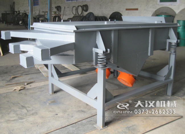  525型直线振动筛采用碳钢材质，有四个出料口可同时筛出5种不同的物料等级。