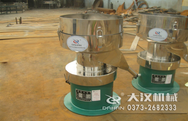 涂料振动筛底部为碳钢材质，上半部分与无聊接触的为不锈钢材质，这种产品能够在成本上有所节约。