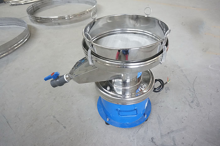 450过滤筛出料口处加装阀门装置，便于控制物料的出料量。